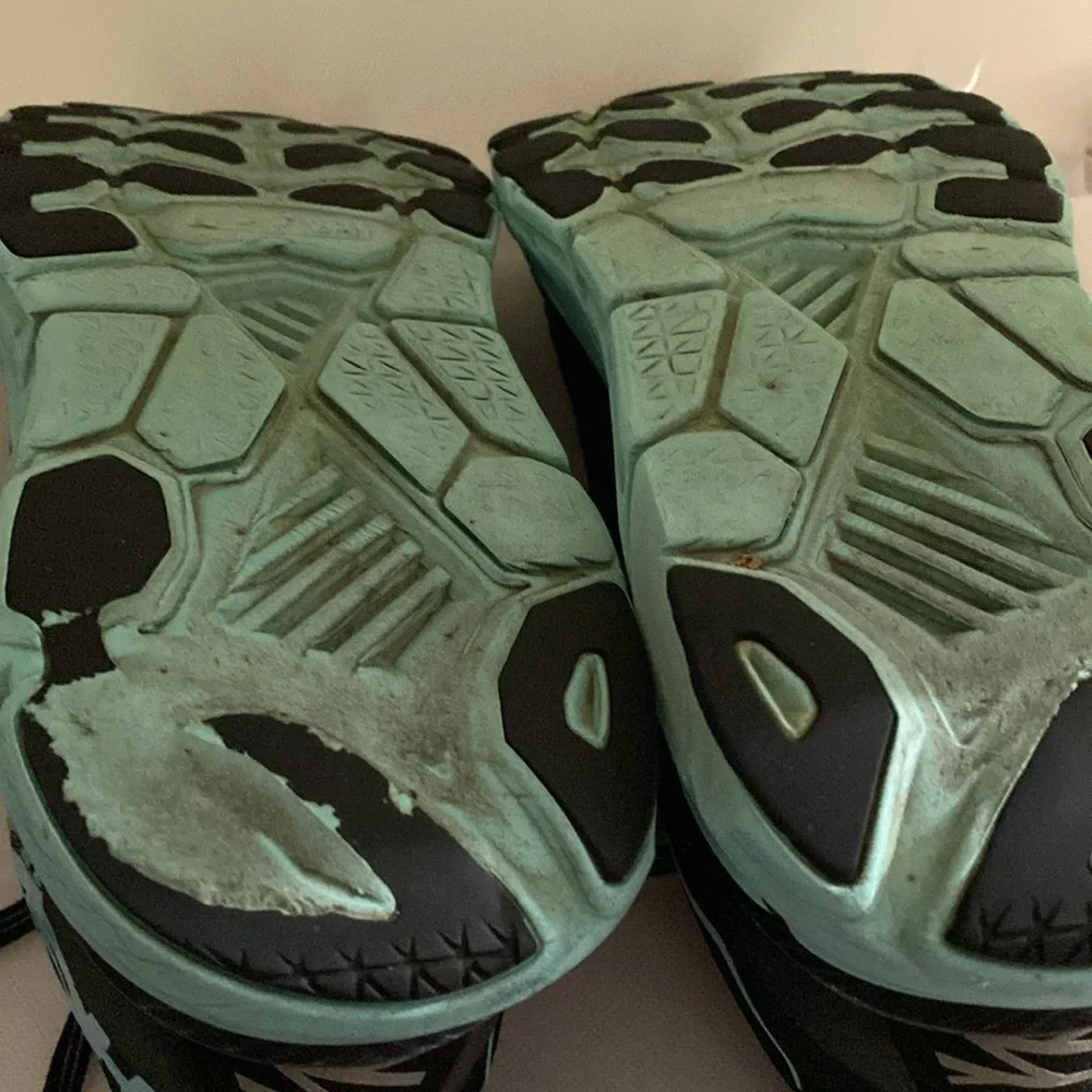 Hold women’s sneakers